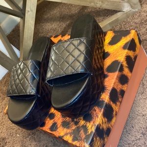 Cute & comfy platform slides 🖤